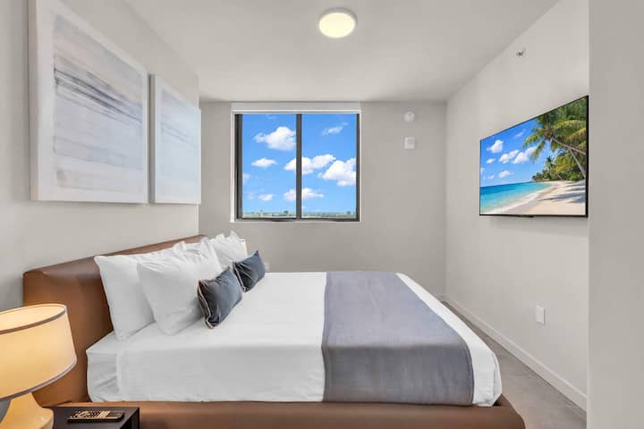 Segundo quarto confortável com uma cama queen-size, roupas de cama com qualidade de hotel e um closet privativo