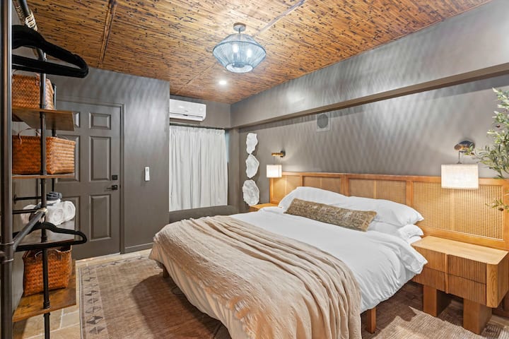 7. spavaća soba | Bračni krevet (širine 180 – 200 cm) | 1. kat: Uživajte u elegantnom uređenju i opuštajućoj atmosferi za savršen odmor!