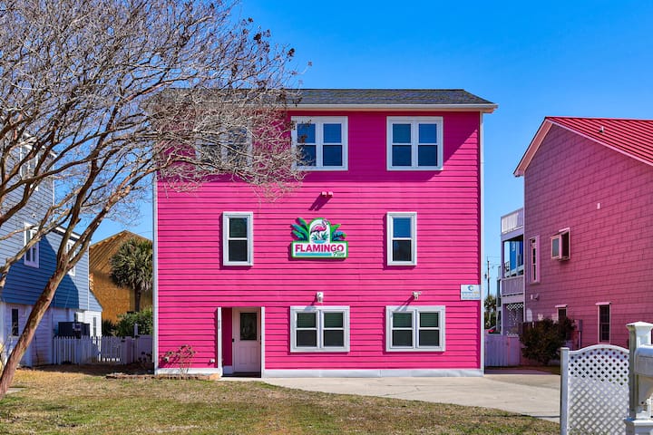 Flamingo Fun-minutes From Beach Access Points! - Kure Beach, NC