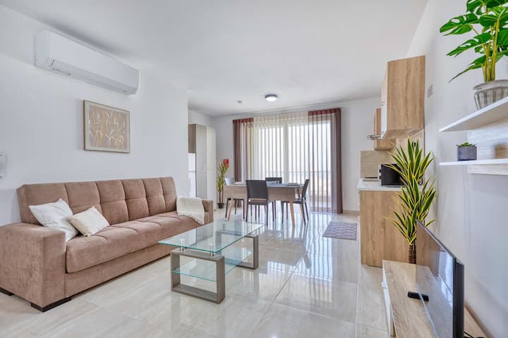 Bright 2br Retreat W/ Balcony & Sea Views - Malta