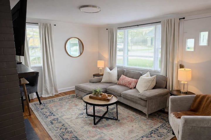 Charming Pet Friendly Ranch Style Family Home - Raleigh, NC