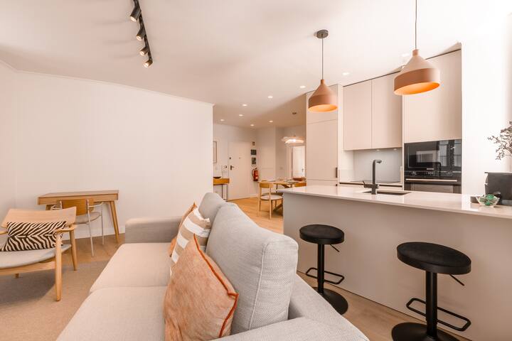 A1 + A2 NOVO | 2 Apts | Renovados no Centro | BICA