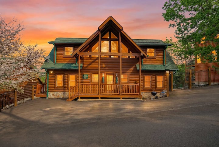 Black Bear Escape • Mtn Views, Hot Tub, Game Room - Pigeon Forge, TN