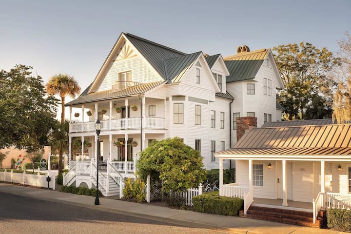Close To Bay Street + Free Breakfast & Bikes - Beaufort, SC