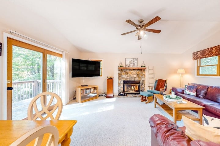 Beech Mountain Escape W/ Fireplace & Hot Tub - Beech Mountain, NC