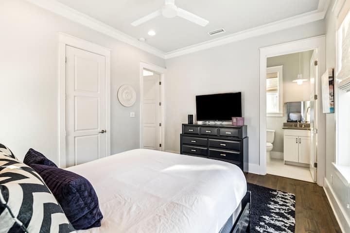 Queen Guest Suite - Ina Televisheni ya Flat-Screen