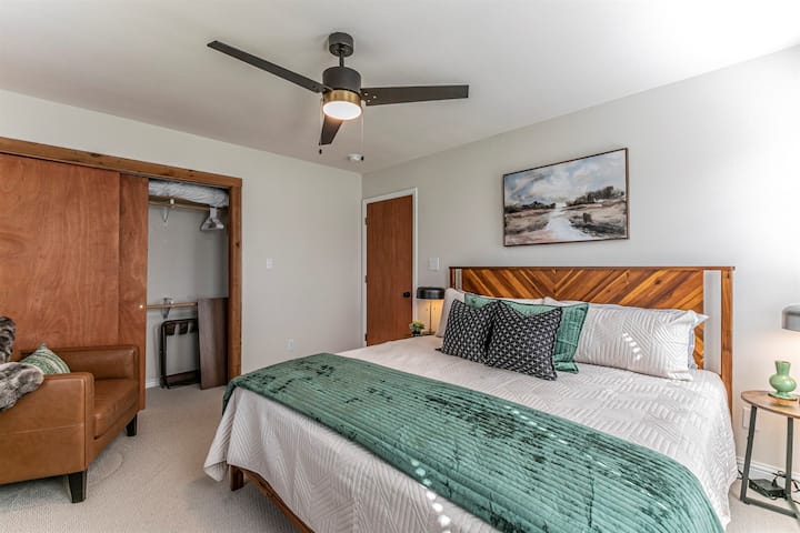 Chambre principale avec lit king size au rez-de-chaussée