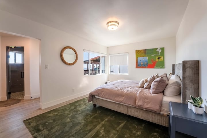 Dormitorio principal en la planta baja: cama king, televisor, baño completo privado y balcón. Vestidor. 