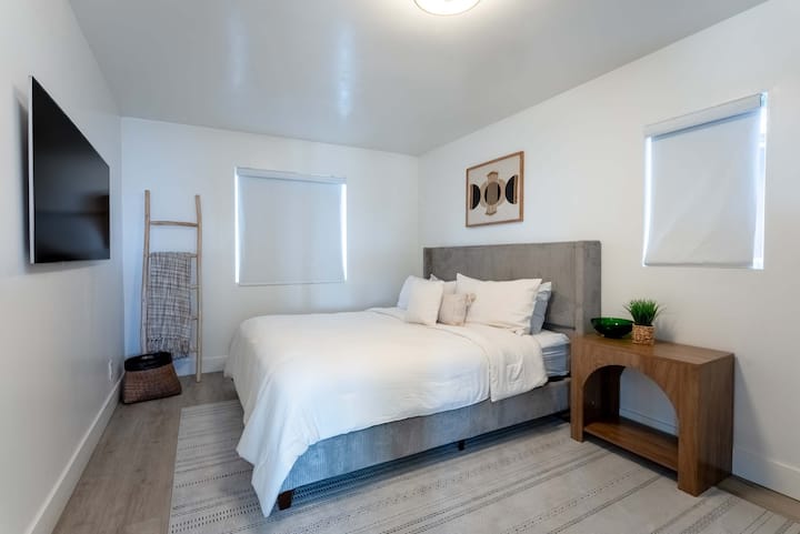 Dormitorio de la planta superior: cama king, televisor. 