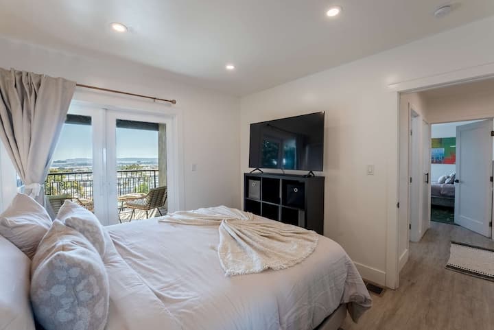 ¡Habitación en la planta baja con televisión y balcón privado con vistas a la ciudad! 