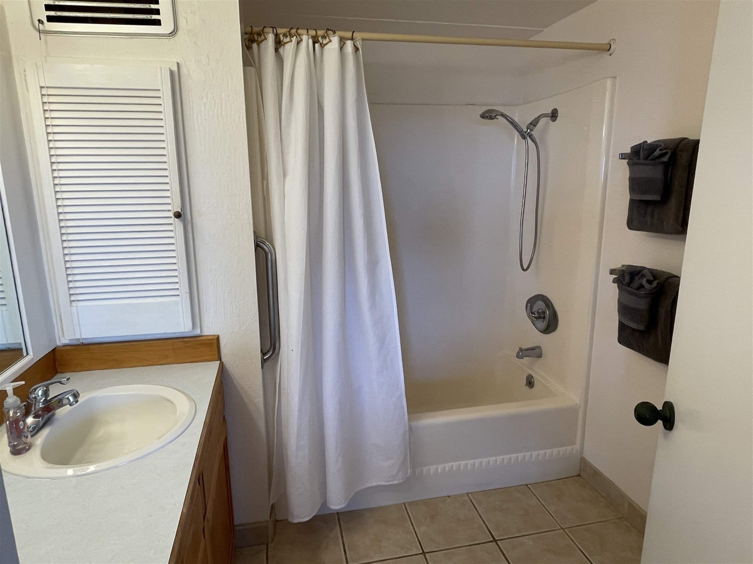 16 2 bed/2 bath Two Story Condo with Stunning Oce - Photo 13