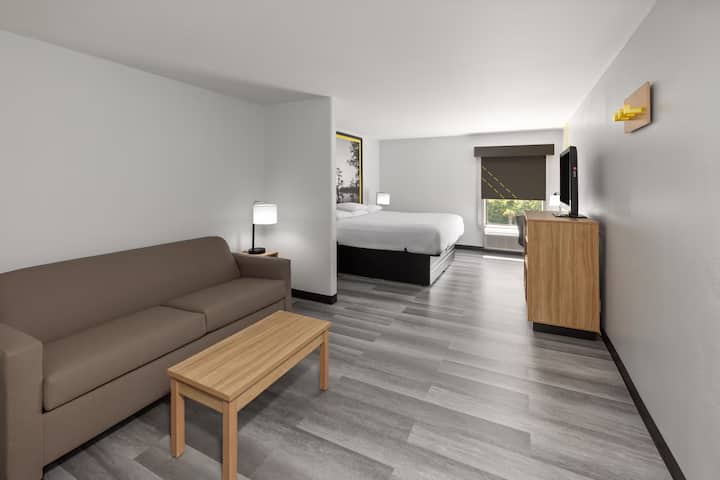 Super 8 Alexandria | Studio Suite Near I-49 - Alexandria, LA