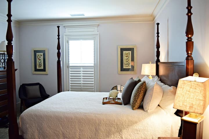 Queen Deluxe | Wyndham Jh Adams | Boutique Charm - High Point, NC
