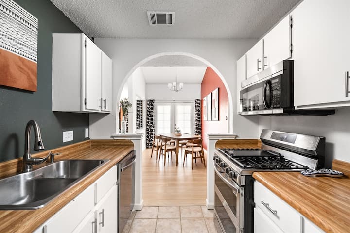 Vinyl Nest: Patio & Grill | Music | Sleeps 10 - Austin