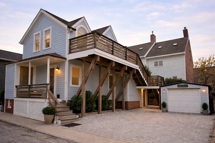 Newport Harbor View Cottage W/ Decks & Parking - Newport