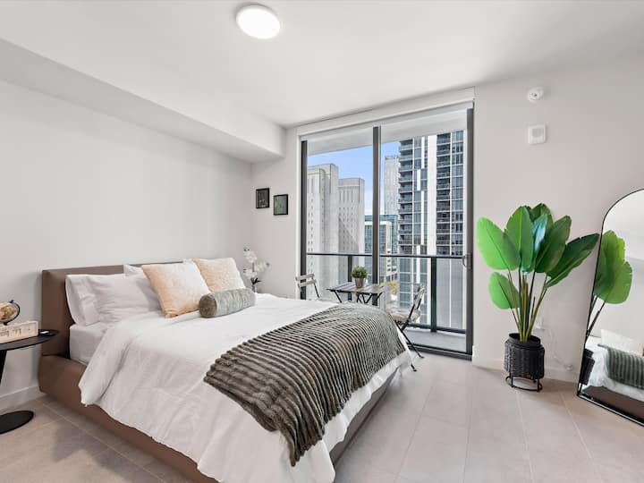 501 First #1507 | Bright Skyline Miami Studio - Miami, FL