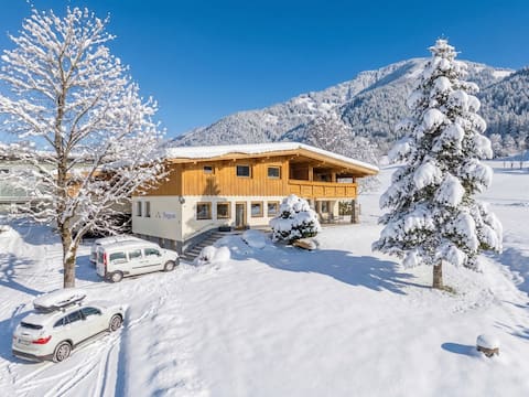 Leistungsstarkes Airbnb: Alpine Holiday Apartment with Balcony in Söll
