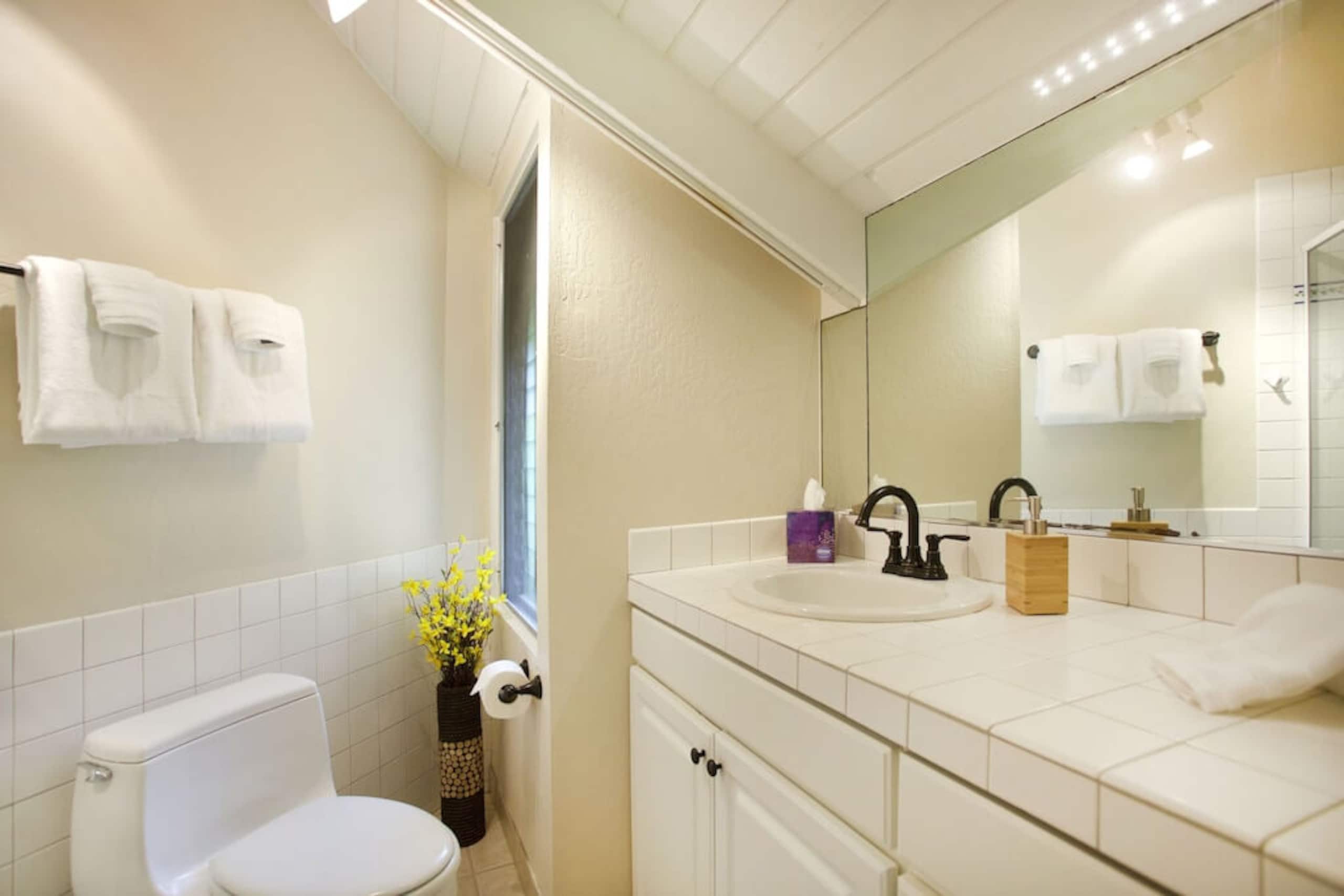 Townhouse in Princeville · ★4.91 · 2 bedrooms · 2 beds · 2 baths - Image 12