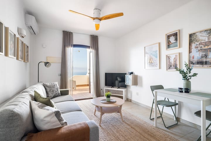 Apartment With Sea Views, Terrace & Pool, Nerja - 夫里希利亞納