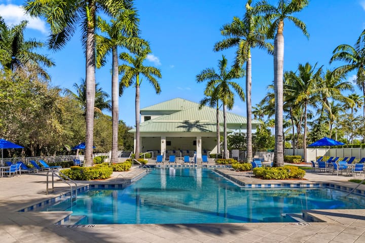 Bright Studio Suite W/ Balcony, Kitchen & Pool - Doral, FL