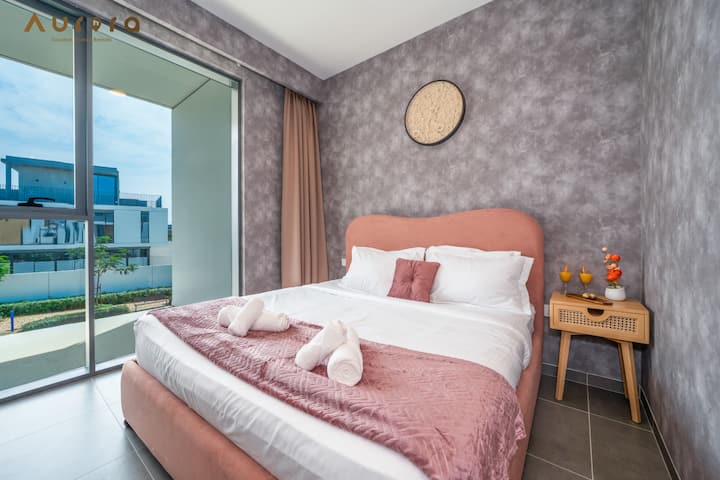 Елегантна спална соба со луксузен кревет и големи прозорци со поглед на соседството