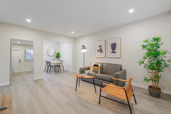Iconic Calle Ocho Apt | Free Parking Included - Coral Gables