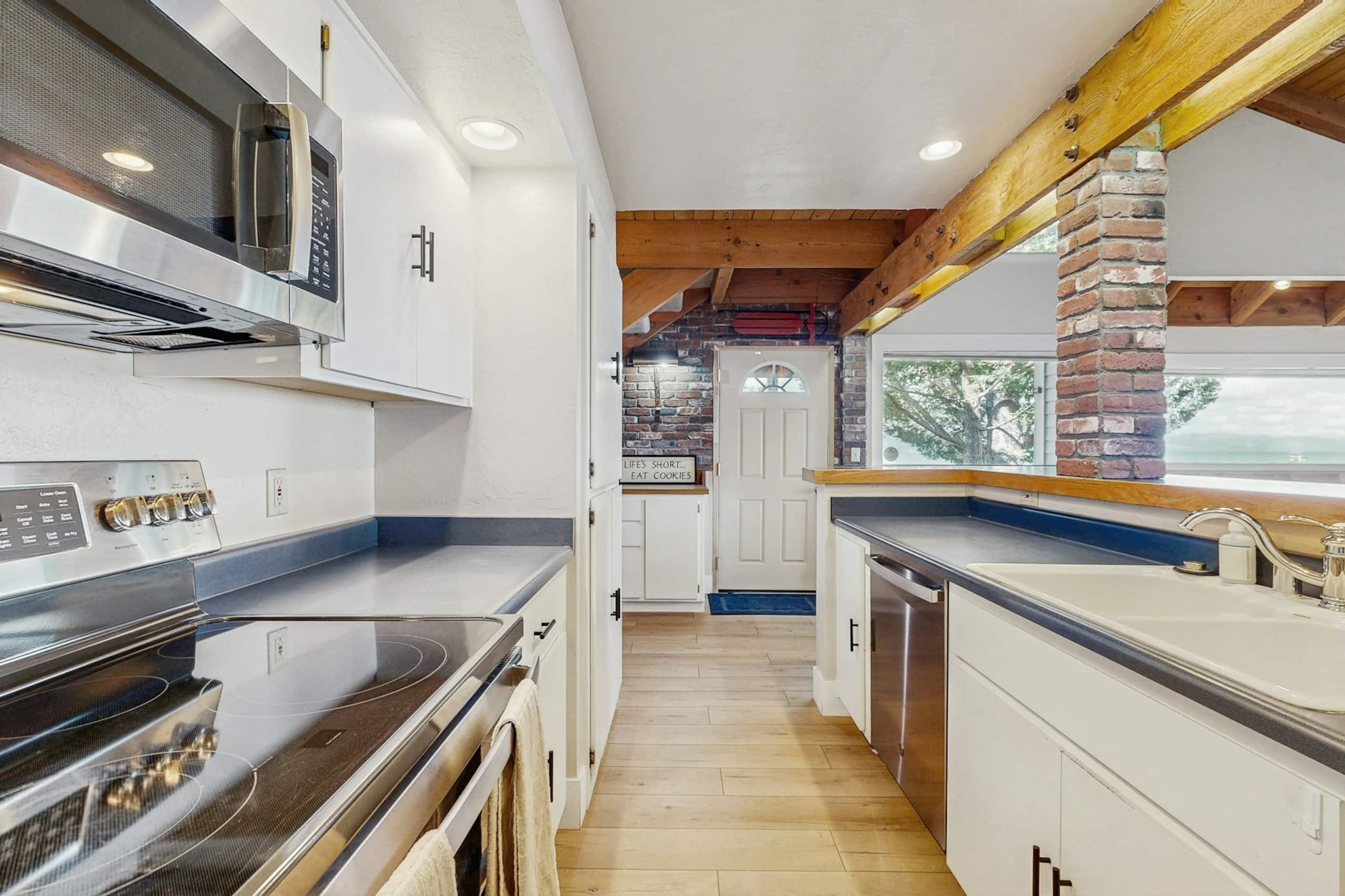Lakefront Townhouse, Private Hot Tub, 270 Views - Photo 10