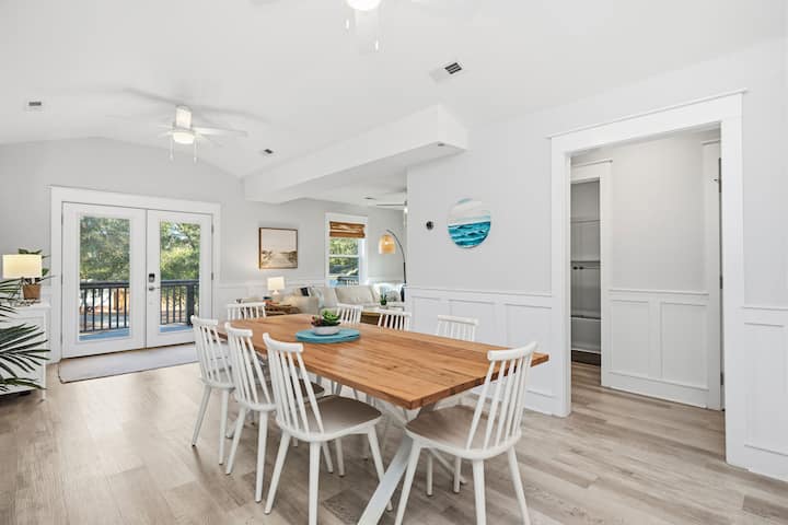 The Salty Fin: Dog-friendly, Walk To Everything! - Oak Island, NC