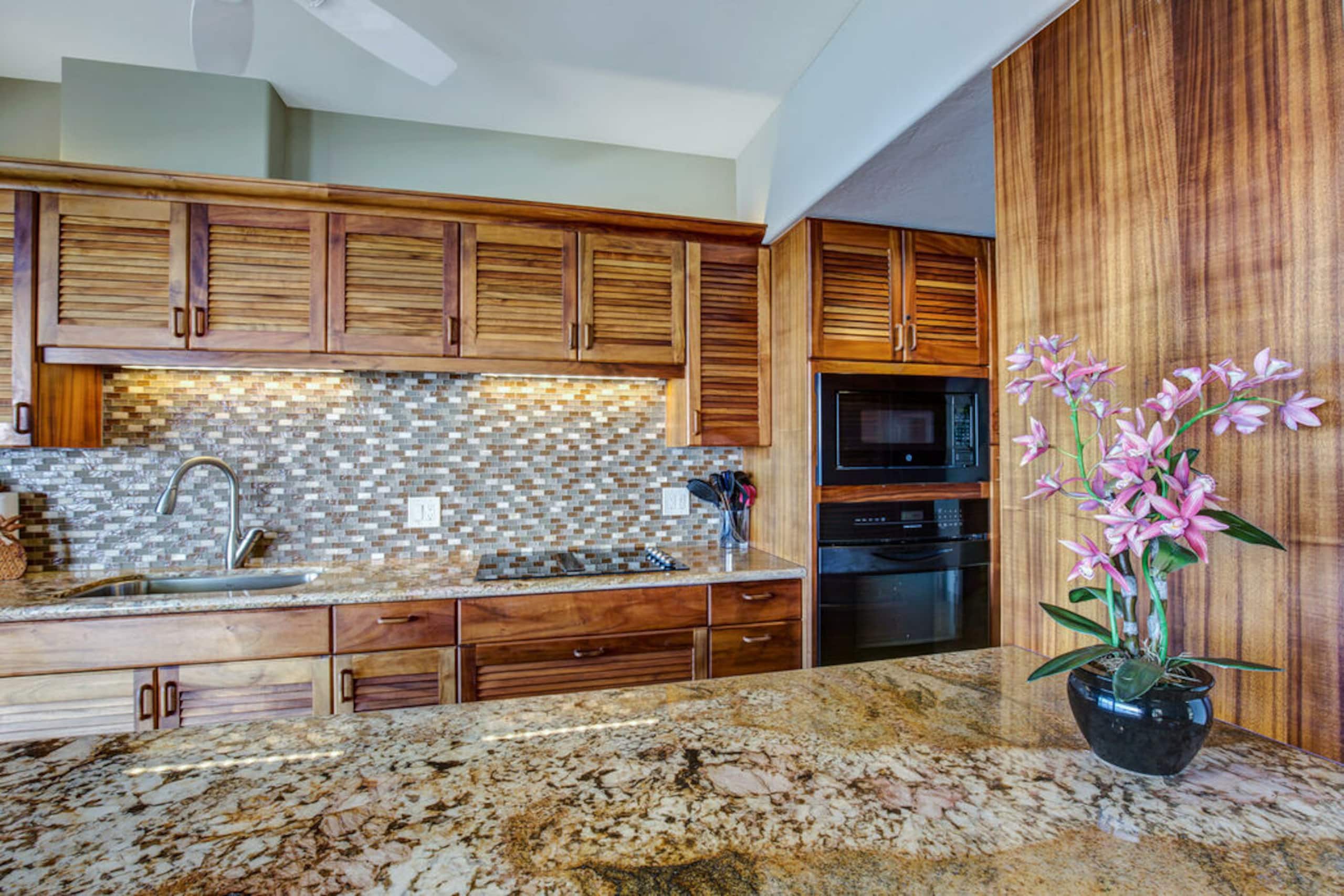 Condo in Kailua-Kona · ★4.67 · 2 bedrooms · 2 beds · 2 baths - Image 4