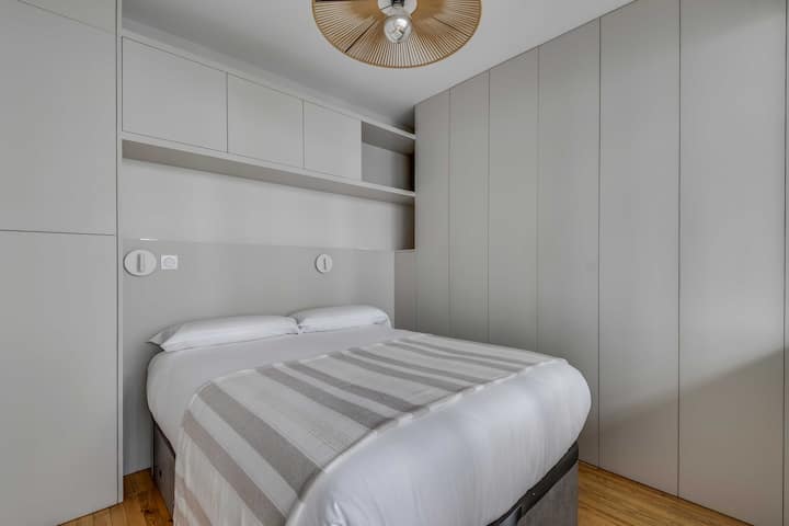 Habitación con cama doble, espacio de almacenamiento y escritorio
