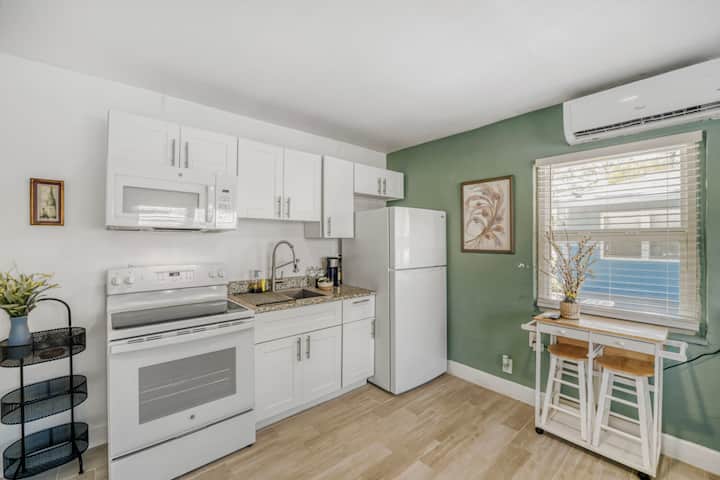 Modern Studio W/ Wifi | Near Arts District + River - Melbourne, FL
