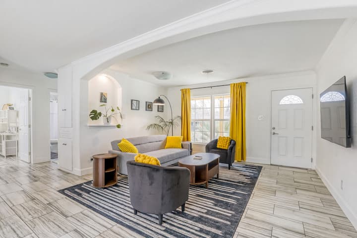 Spacious Austin Retreat • Yard + Fast To Downtown - Austin, TX