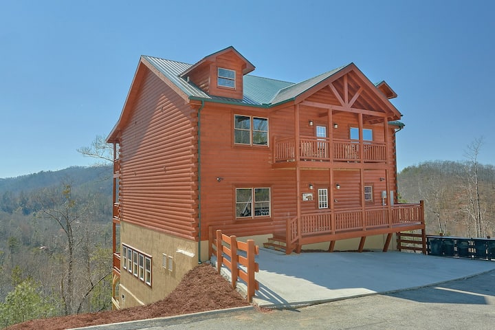 "Splashin On Smoky Ridge" 6 Bedroom - Sevierville, TN