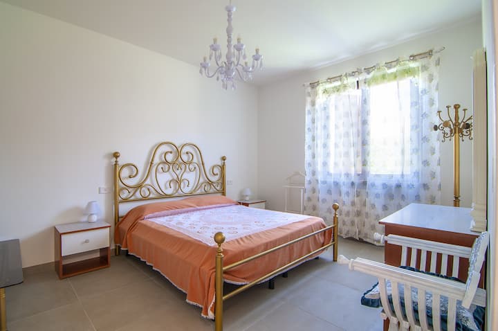 เตียงห้องนอนเตียงห้องนอน