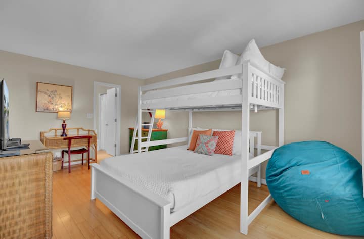 ห้องนอน 3 มีเตียงสองชั้นแบบเตียงใหญ่ขนาดควีนไซส์อยู่ด้านบน