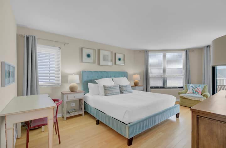 ห้องนอนหลักมีเตียงคิงไซส์ ทีวี ห้องน้ำในตัว