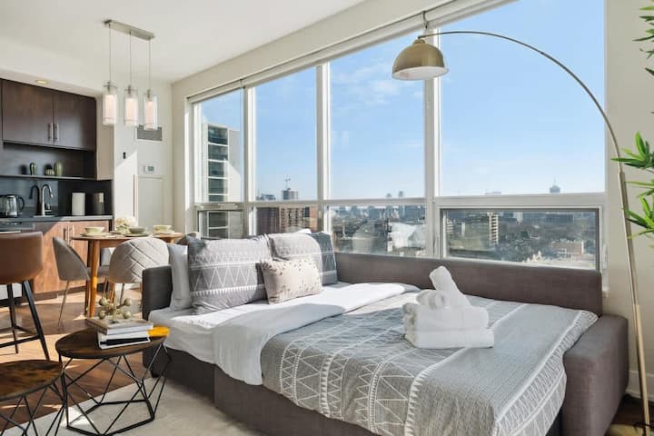 Modern & Sleek Condo Near Everything + 1 Parking - Toronto