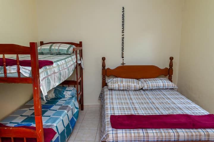 Quarto aconchegante pensado para oferecer conforto na estadia