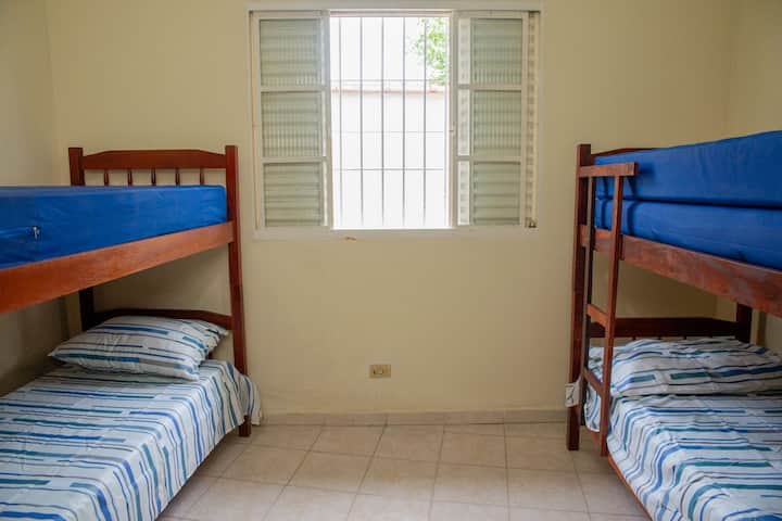 Quarto com beliches ideal para acomodar família ou amigos