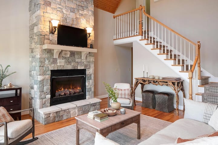 Hot Tub, Deck W/ Breathtaking Mountain Views - Black Mountain, NC