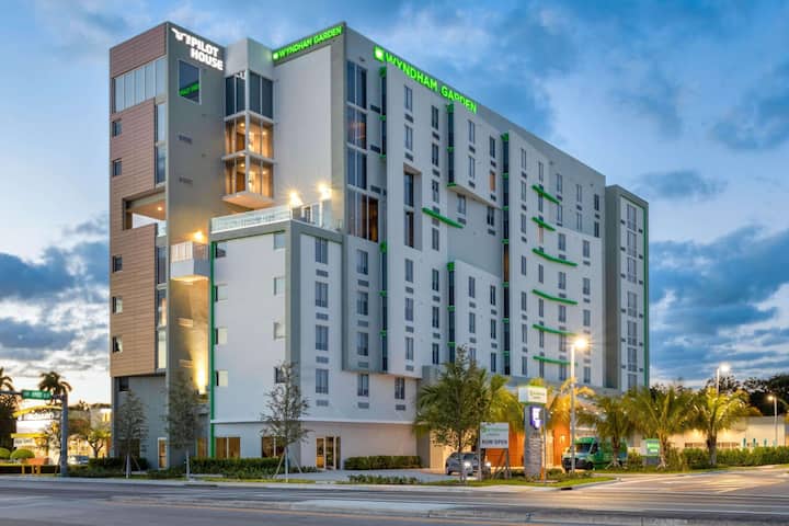 Wyndham Mia | King | Heated Pool - Miami, FL