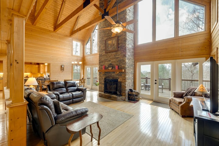 Blue Ridge Retreat: Epic Game Room & Luxe Hot Tub - Blue Ridge, GA