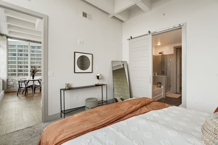 Enjoy a spacious bedroom with easy access to the bathroom and living areas. Designed for comfort and convenience, it is the perfect retreat for relaxing during your Downtown Atlanta stay.