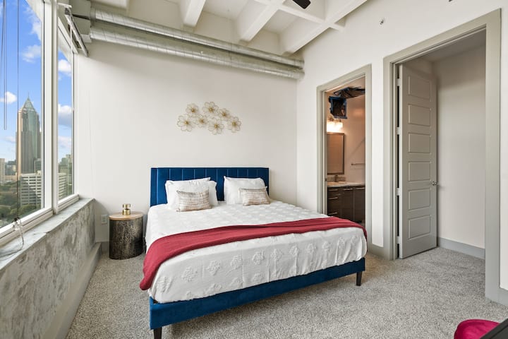 Wake up to natural light and city views in a plush, comfortable bed designed for restful nights. A calm retreat after a day in Downtown Atlanta, with easy access to the ensuite bath and closet space.
