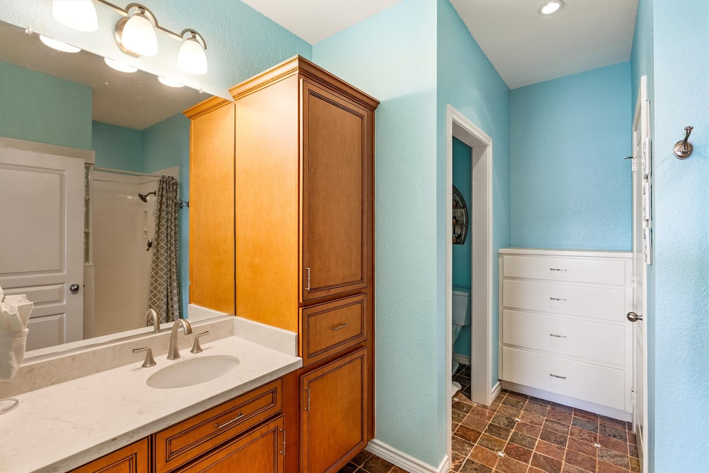 Coastal comfort with modern finishes.