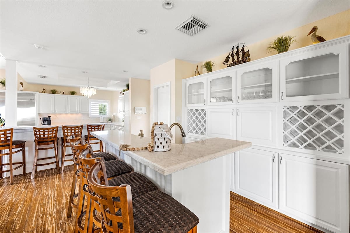 Kitchen with wet bar