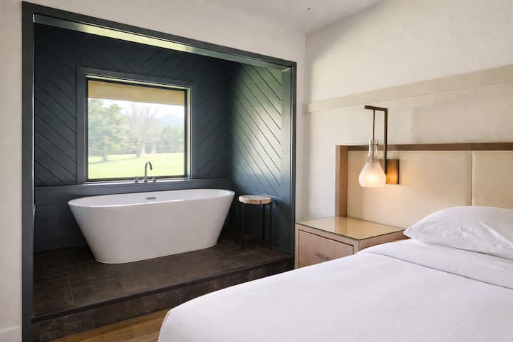 Boutique Resort King Room, Soaking Tub & Fireplace - Townsend, TN