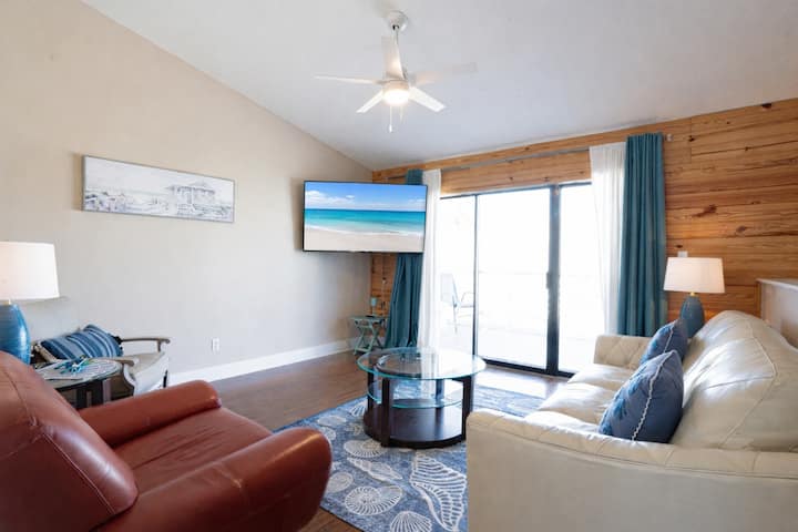 Barefoot Budget Beach Stay - Destin, FL