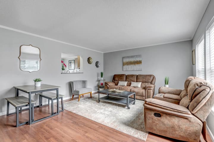 Mile High 5br Escape  Walk To Shops | Sleeps 13 - Denver, CO