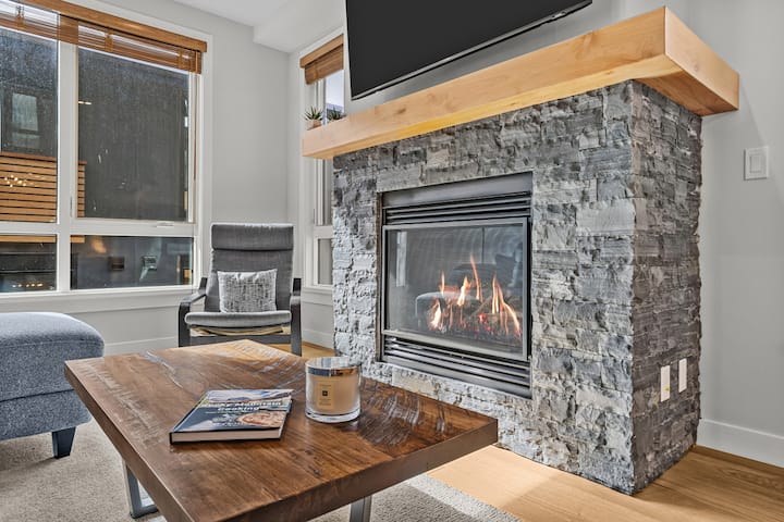 Mountain Top Views | King Bed Suite - Canmore